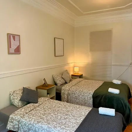 Spacious T3 For Groups In Vibrant Neighborhood *